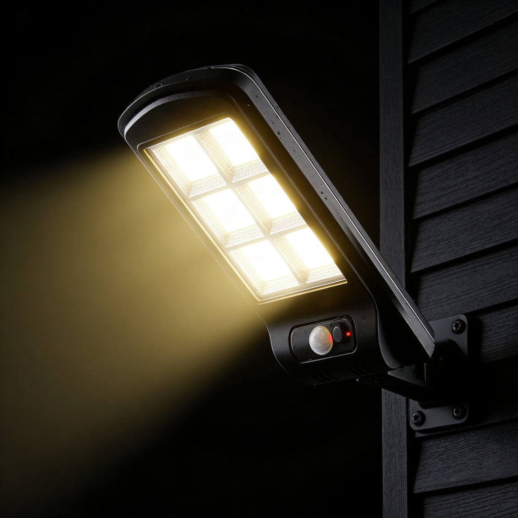 Foco solar LED instalado en pared exterior con sensor de movimiento